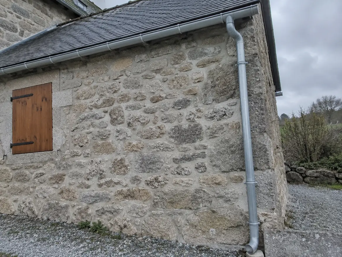Après : gouttière et descente en zinc neuves